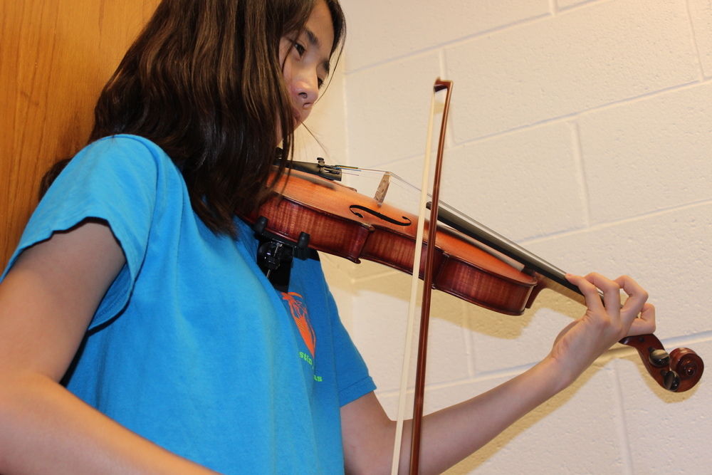 8th grader Anna Wicker practices her All Region cuts, hoping to strive in the competition. Photo by Maggie Findell