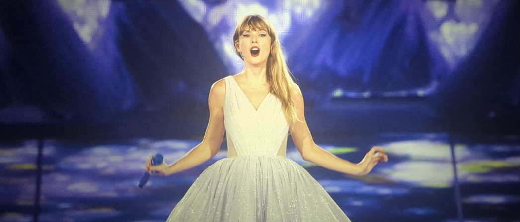 Taylor swift performing her Speak Now era.